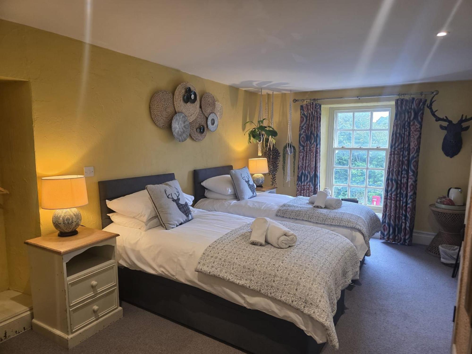 The Brown Horse 3*